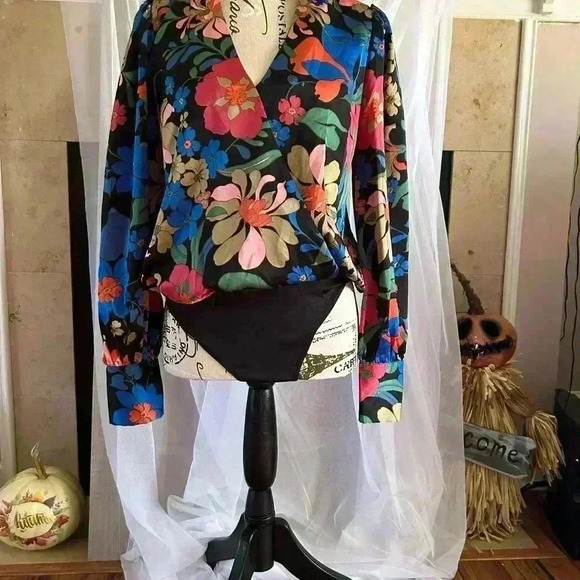 Entro Multi colored Floral Snap Crotch Blouse. Size Small. Gently used. - Picture 1 of 4